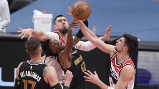 דני אבדיה וג'ה מוראנט נאבקים על הכדור