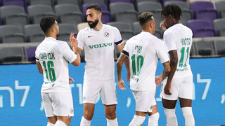 חוסה רודריגס חוגג עם החברים