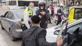 אדם שעמד בפקק סמוך לתאונת דרכים בבני ברק תקף חובש ונמלט