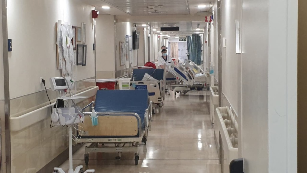 מחסור במיטות: מטופלים שוהים במסדרונות בבית חולים וולפסון בחולון
