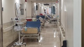 מחסור במיטות: מטופלים שוהים במסדרונות בבית חולים וולפסון בחולון