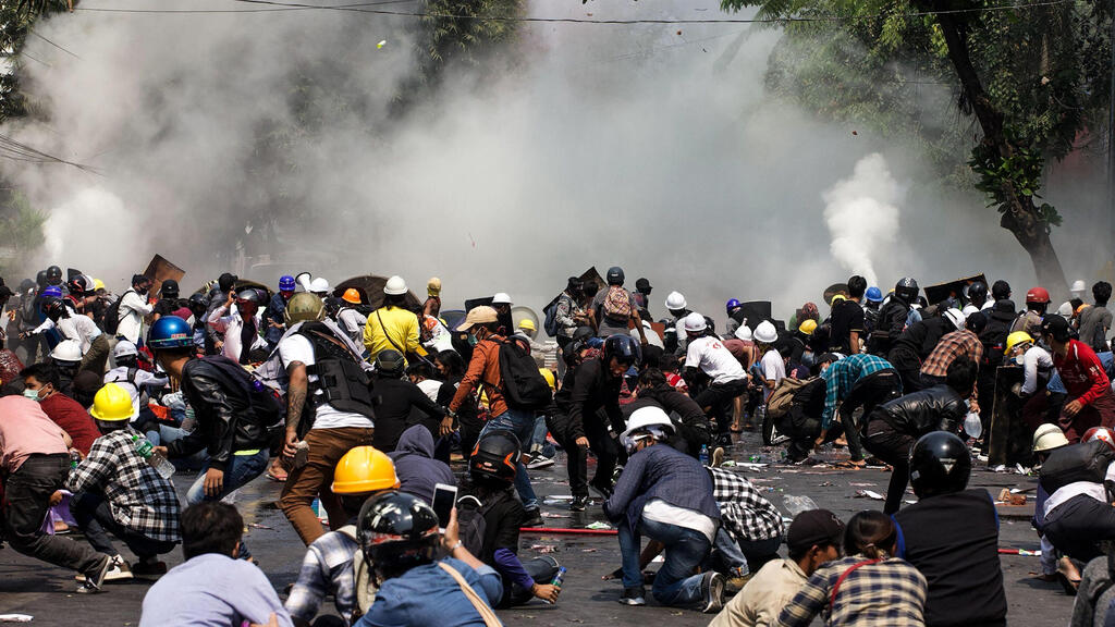 מיאנמר מפגינים למען הדמוקרטיה נגד הפיכה צבאית חונטה מנדליי