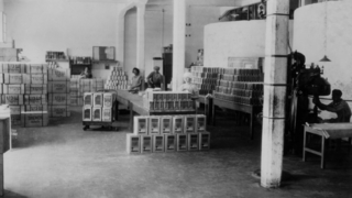 מפעל שמן מחלקת המילוי והאריזה צולם בין השנים 1940 ל-1948