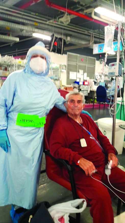 Моше Ицхак и Циля в защитном костюме в коронавирусном отделении больницы "Рамбам"