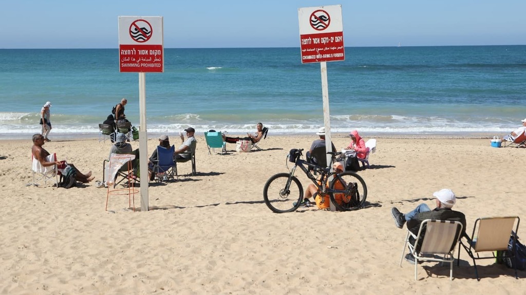 משתזפים בחוף הים ביפו