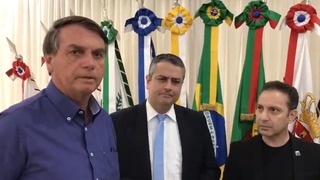 נשיא ברזיל ז'איר בולסונארו עם נציגים של משרד הבריאות הברזילאי לפני טיסה לישראל