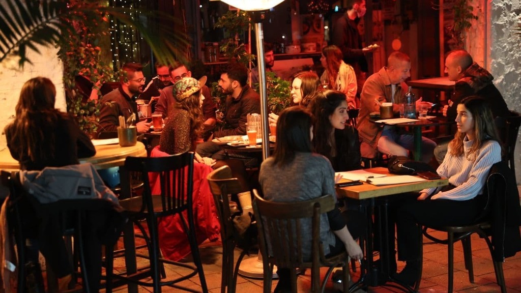 Newly-reopened restaurant in Tel Aviv (Photo: Motti Kimchi ) לאחר ההקלות, סועדים יושבים במסעדה בתל אביב