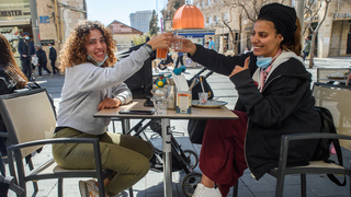   לאחר ההקלות, סועדים יושבים במסעדות ובתי קפה בירושלים
