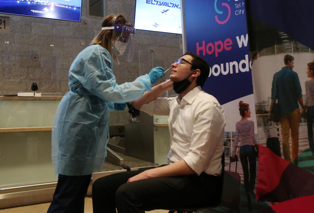 Health worker conducts COVID-19 test at Ben Gurion Airport (Photo: Shaul Golan) פיילוט חדש של חברת אל על לתוצאות מהירות של בדיקות קורונה לפני עלייה למטוס