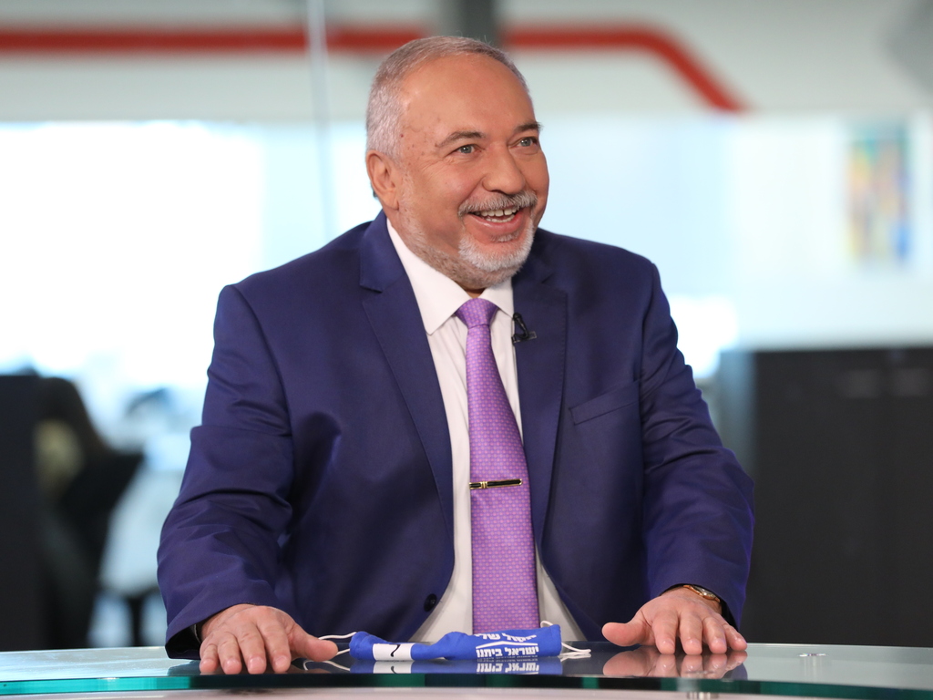 Авигдор Либерман (Фото: Адар Йоавиан) אביגדור ליברמן בריאיון באולפן