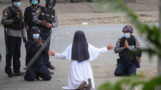 מיאנמר נזירה מתחננת בפני שוטרים הפיכה צבאית הפגנה מפגינים בעיר מייטקינה