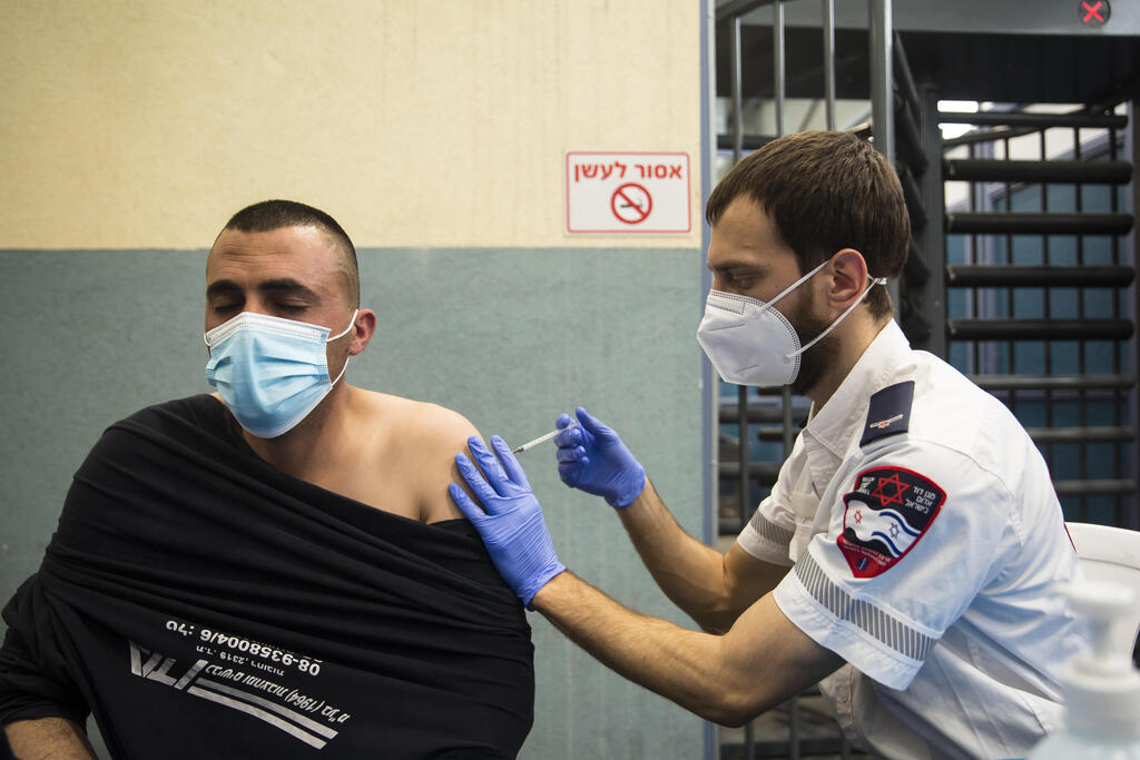 פלסטינים מתחסנים במעבר מיתר