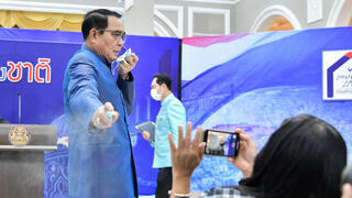 ראש ממשלת תאילנד פראיות צ'אן אוצ'ה מתיז חומר חיטוי על עיתונאים