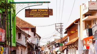 שלטים המובילים אל "עיר היהודים" נותרו כשהיו, כשבעיר עוד התגוררה קהילה יהודית גדולה