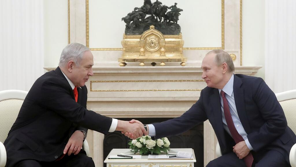 בנימין נתניהו וולדימיר פוטין לוחצים ידיים