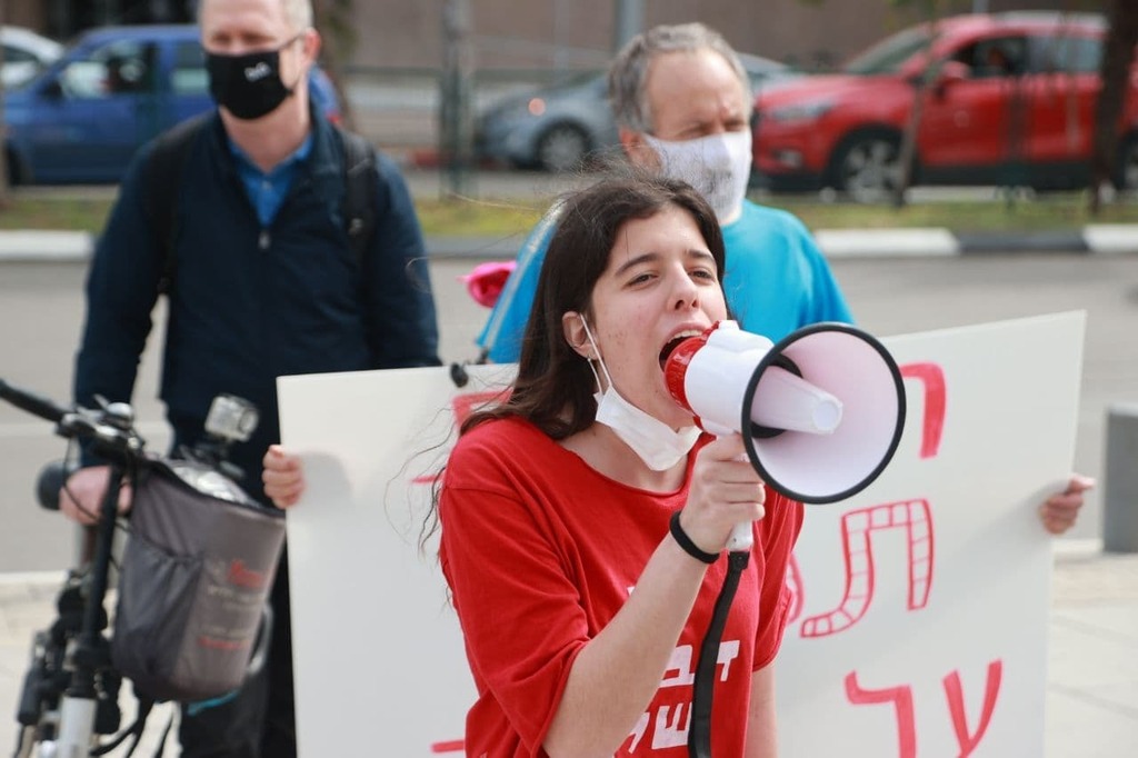 Protestors outside of the Tel Aviv court supporting the minor (Photo: Moti Kimchi) הפגנת תמיכה בילדה בת ה-13 שנאנסה במלונית קורונה