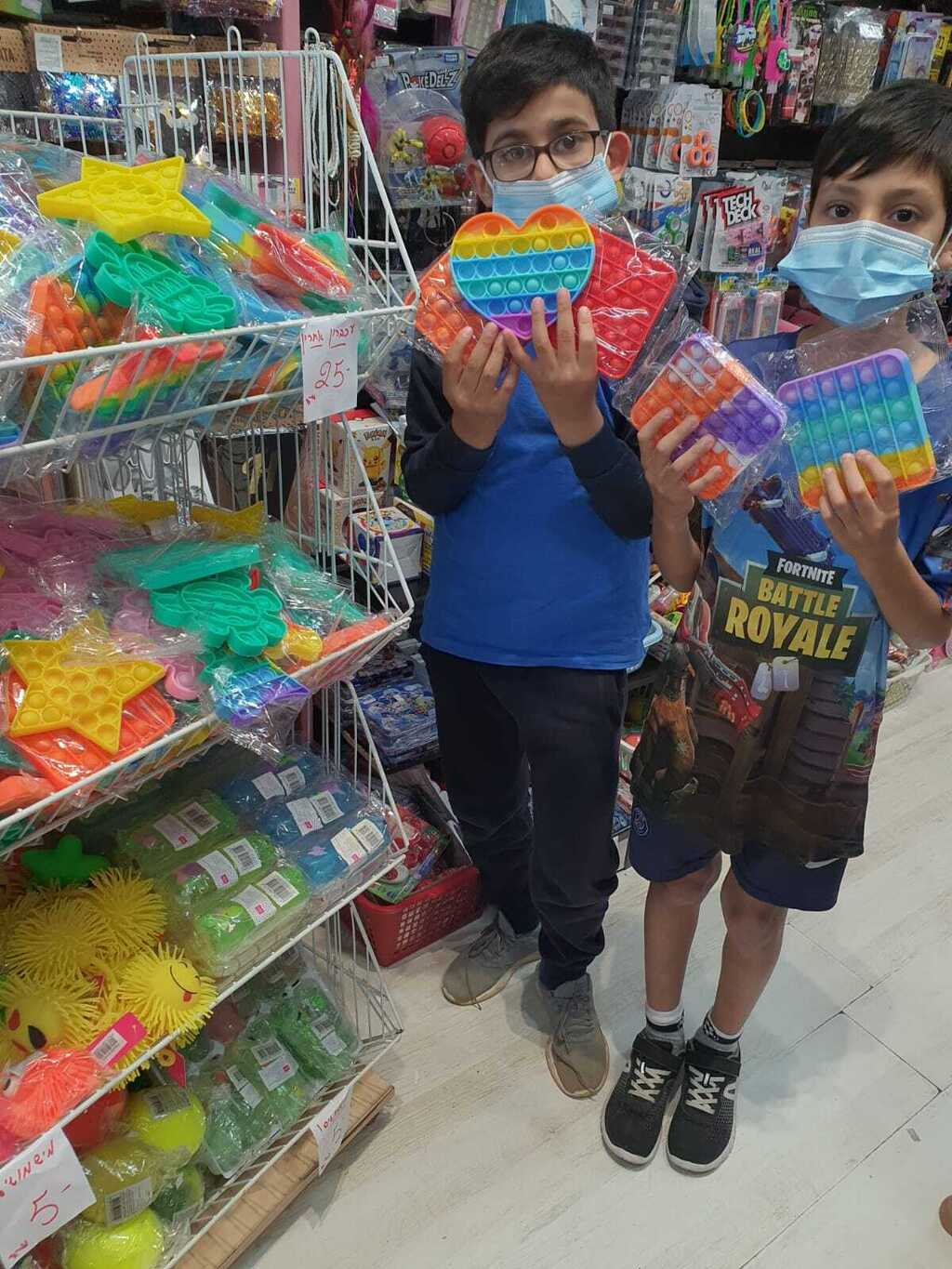 אילי לוי בן ה-10.5, עם חברו, אדיר עמרני בן ה-10, קונים פופיט