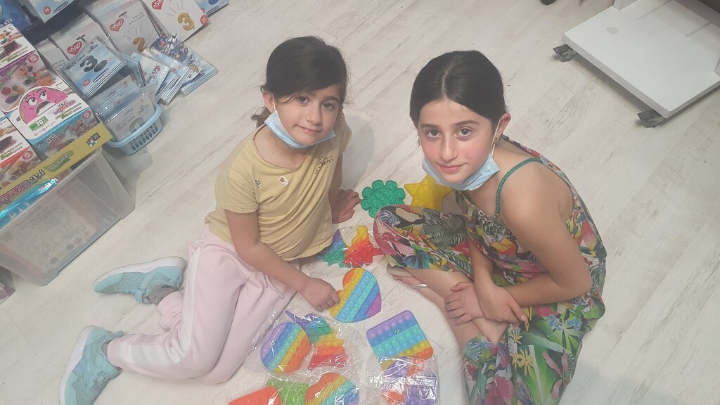 האחיות שיר בת ה-10 ויוני בת השבע' מתחרות ביניהן היכן הג'ולה מסתתרת מתחת לפופיט. על פי חוקי המשחק