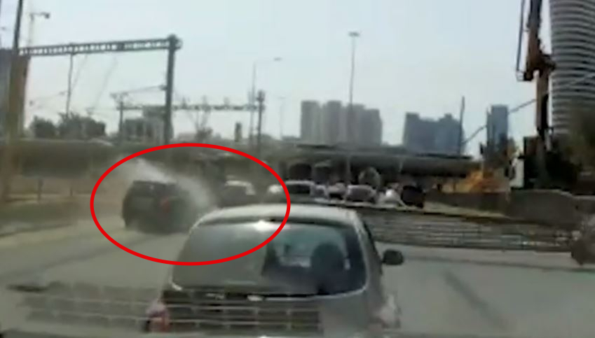 The moment a 15-ton metal cylinder crashed onto Jonathan Deri's car in Tel Aviv (Photo: Screenshot) The moment a 15-ton metal cylinder crashed onto Jonathan Deri's car in Tel Aviv