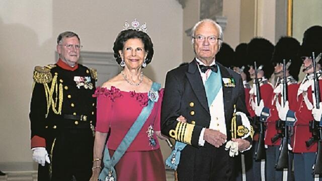 מלך שודיה קרל גוסטב עם רעייתו סילביה. שמועות על בילויים במועדונים מפוקפקים ומסיבות מין