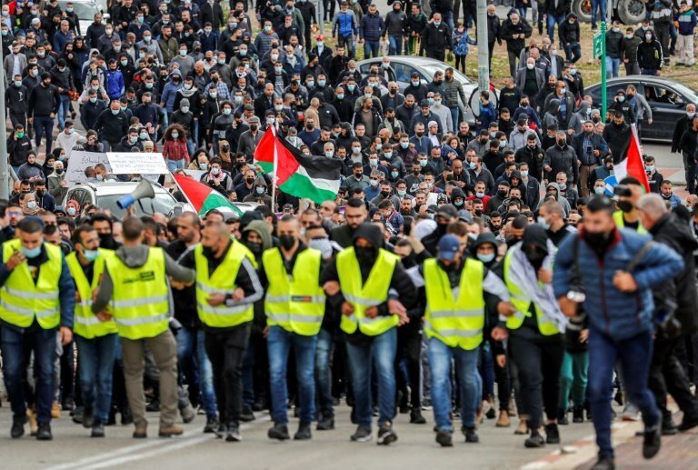 Arab Israelis have held large marches in northern Israel to call for action against organise crime and denounce police discrimination 