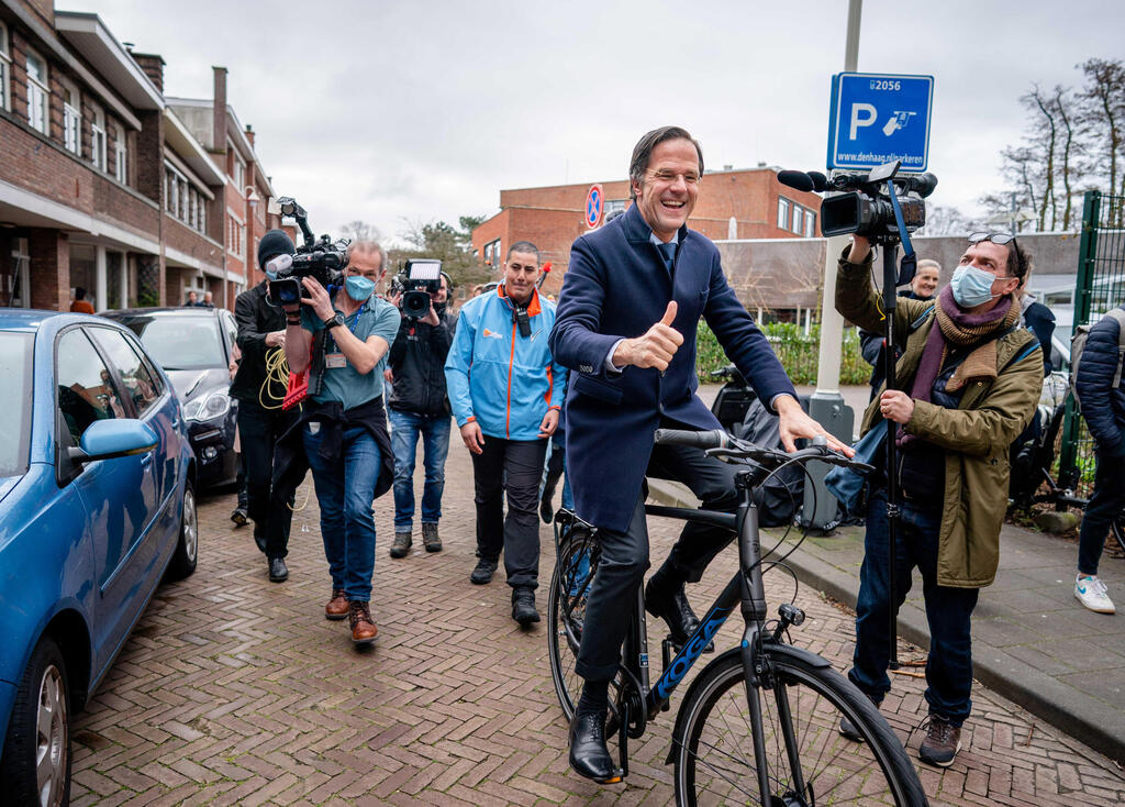 הולנד בחירות ראש הממשלה מארק רוטה אופניים אחרי ש הצביע ב קלפי ב האג