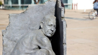 פסל מחאה של בנימין נתניהו שהוצב ברחבת הבימה בתל אביב