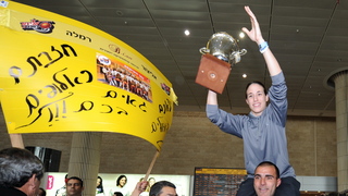 שי דורון עם גביע היורוקאפ ב-2011