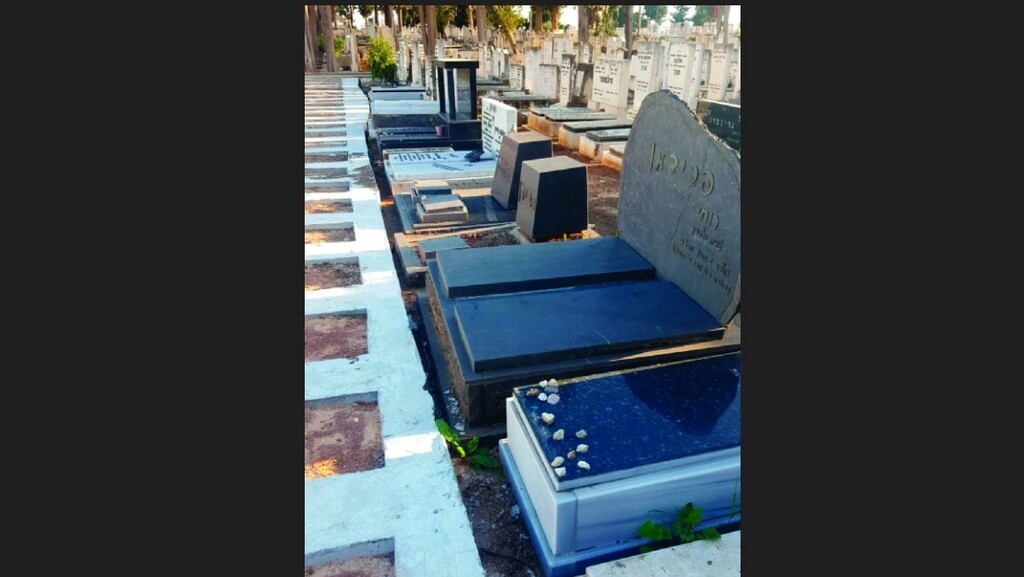 На кладбище в Реховоте перекрыли доступ к могилам 