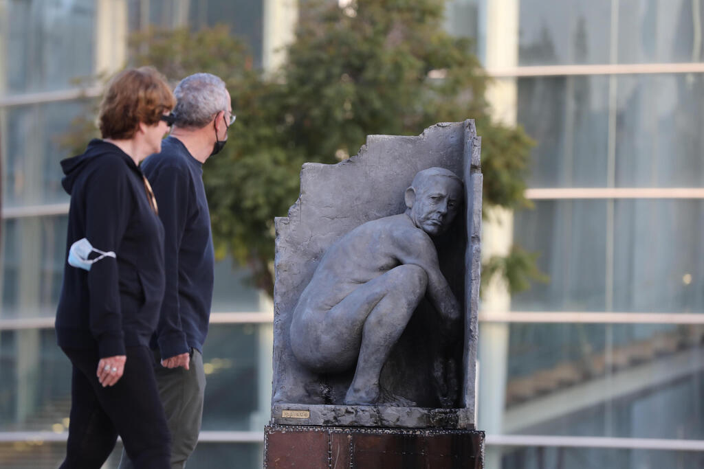 Скульптура "обнаженного Нетаниягу в углу" (Фото: EPA) פסל מחאה של בנימין נתניהו שהוצב ברחבת הבימה בתל אביב