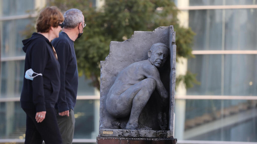 פסל מחאה של בנימין נתניהו שהוצב ברחבת הבימה בתל אביב