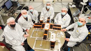 צוות החוקרים שעבד על הפרויקט עם אחד הלוויינים