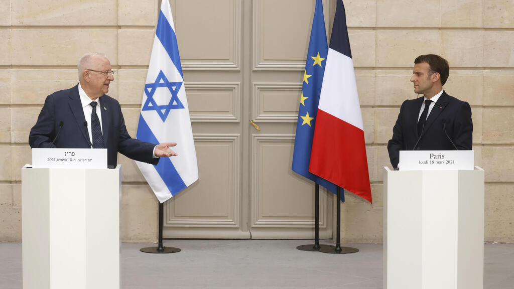 French President Emmanuel Macron (R) and Israeli President Reuven Rivlin during a joint press conference