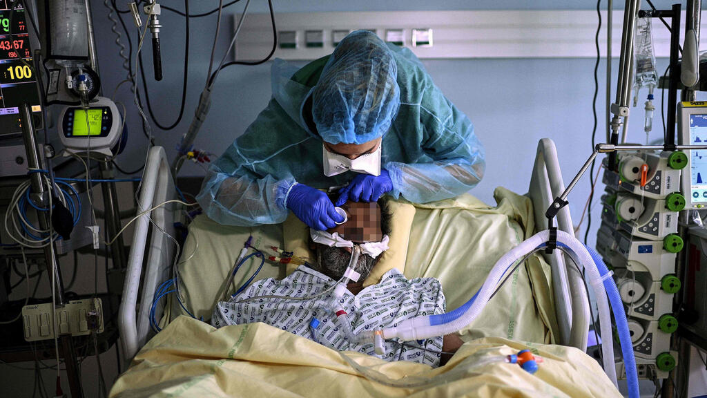 צוותים רפאויים בבית חולים בפריז