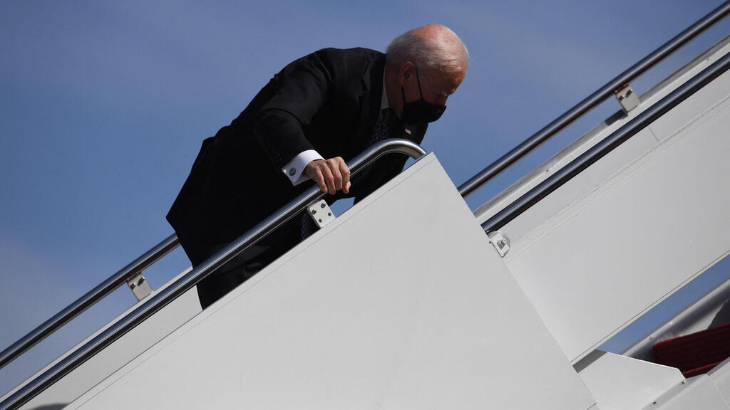 נשיא ארה"ב ג'ו ביידן מועד ב מדרגות של מטוס אייר פורס 1 בסיס אנדרוז מרילנד