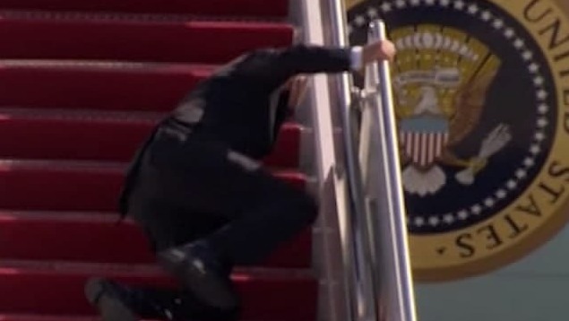 ג'ו ביידן מועד במדרגות בעת עלייתו למטוס אייר פורס 1