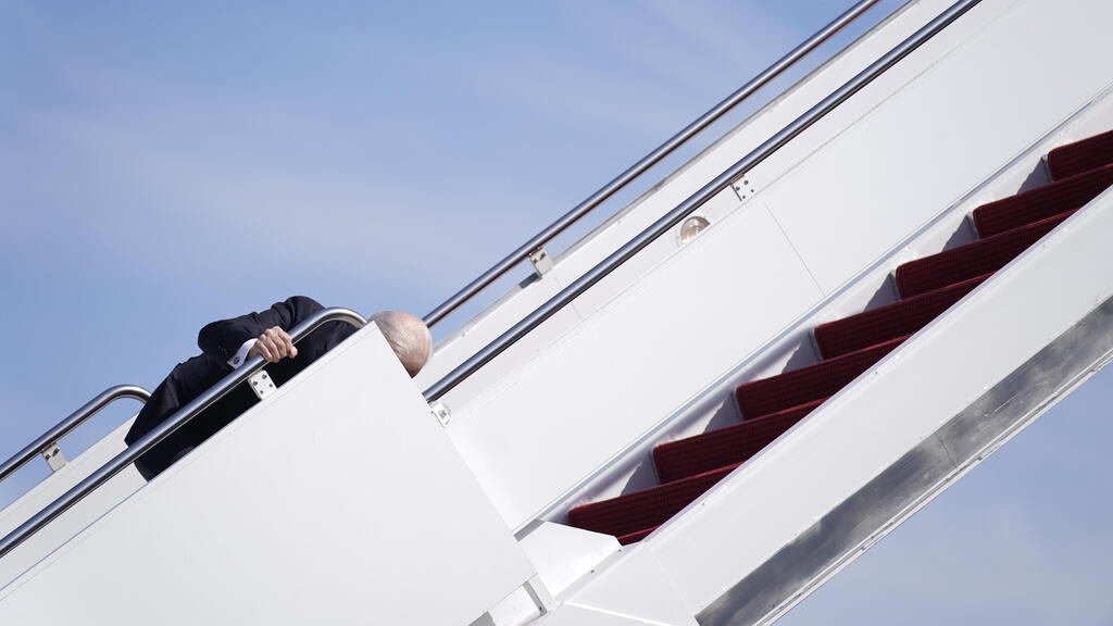 נשיא ארה"ב ג'ו ביידן מועד ב מדרגות של מטוס אייר פורס 1 בסיס אנדרוז מרילנד