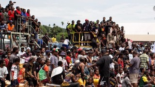 מתקהלים ללא מסכות בפפואה גינאה החדשה 