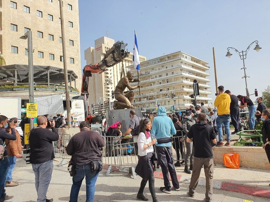 פקחי עיריית ירושלים מנסרים את פסלו של איתי זלאיט ומפנים אותו מכיכר פריז