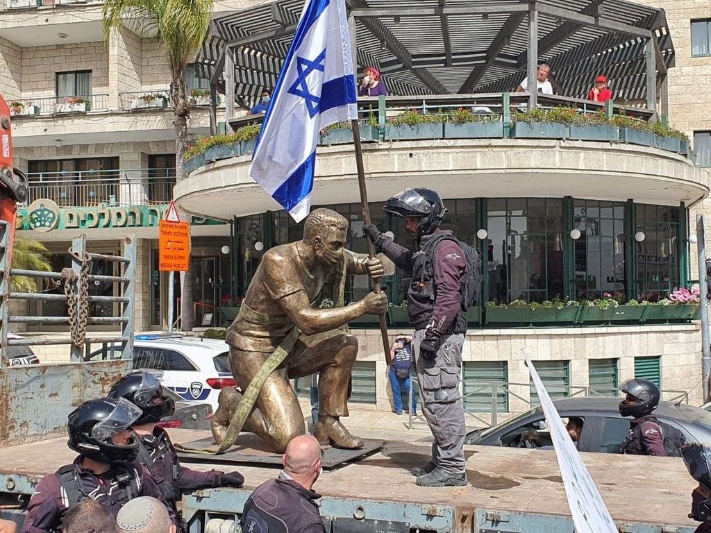 Демонтаж скульптуры "Герой Израиля" в Иерусалиме (Фото: Гилад Коэн) פקחי עיריית ירושלים מנסרים את פסלו של איתי זלאיט ומפנים אותו מכיכר פריז