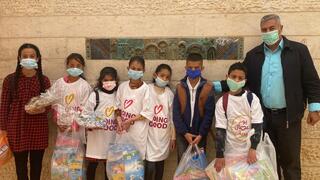 בית ספר שיח חמיס ברהט התלמידים חלקו מתנות לילדים בקופות חולים , ופרחים לצוות הרפואי בקופות החולים ביום מעשים טובים