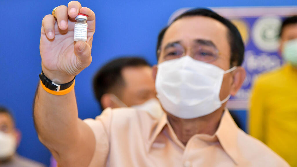 ראש ממשלת תאילנד פריות צ'אן אוצ'ה מקבל את ה חיסון של אסטרה-זניקה