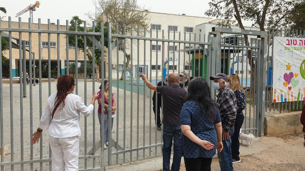 Жители района Адар-Йосеф в Тель-Авиве просят впустить их на избирательный участок 