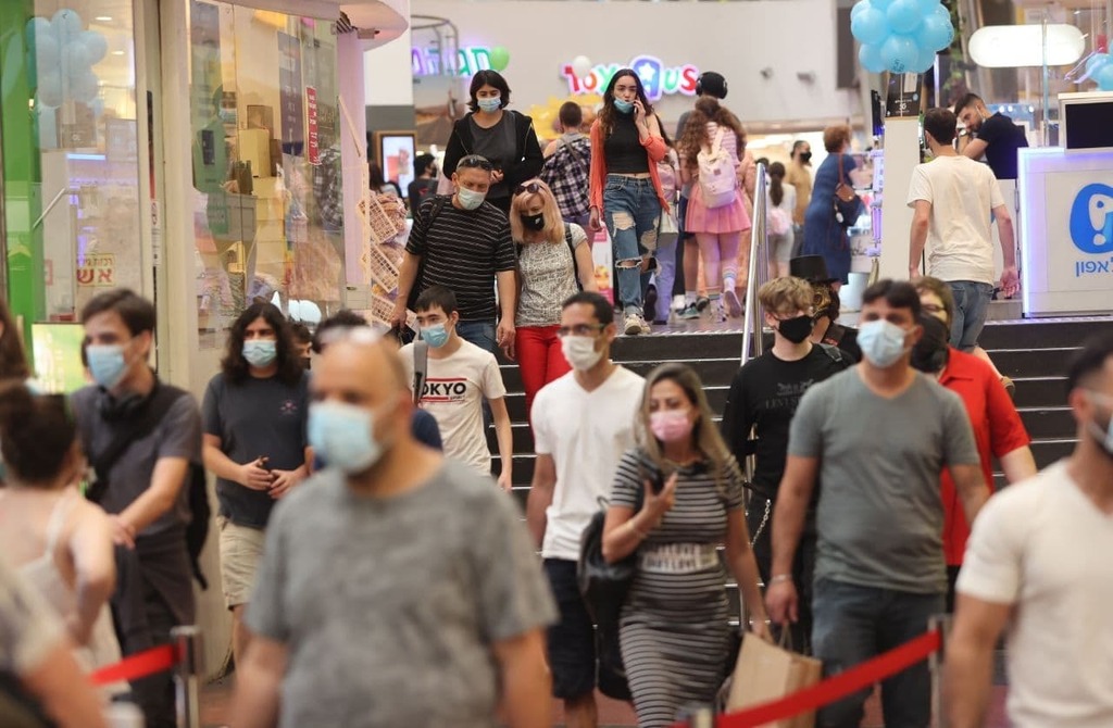 Маски в помещениях обязательны (Фото: Моти Кимхи) עם ישראל פוקד את הקניונים והחנויות ביום הבחירות