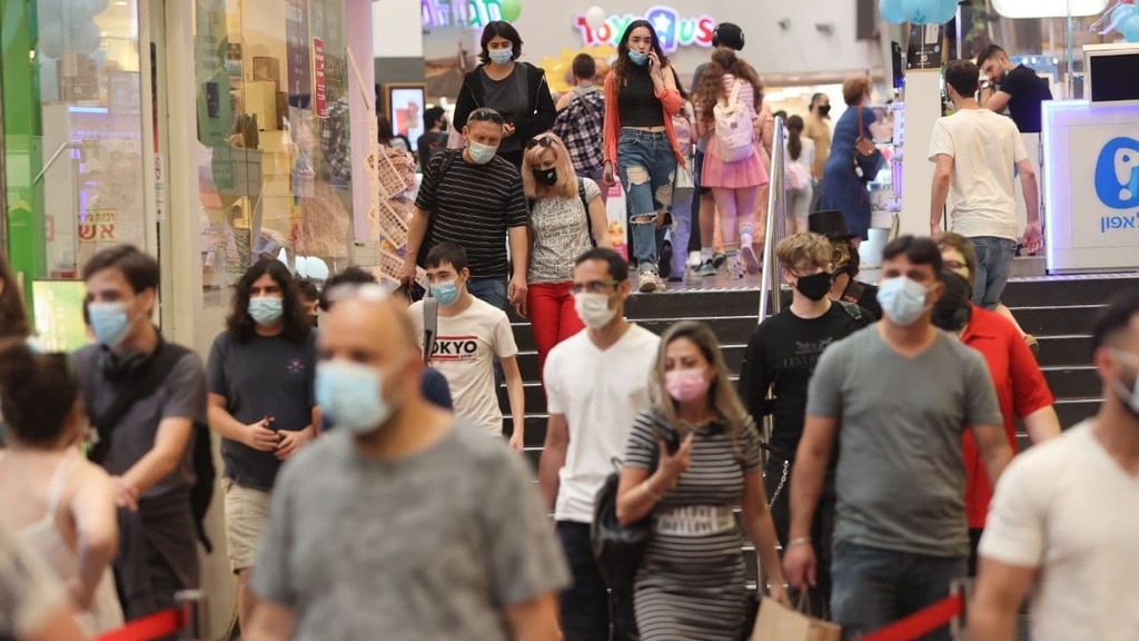 Shoppers at the Dizengoff Center in Tel Aviv (Photo: Moti Kimchi) עם ישראל פוקד את הקניונים והחנויות ביום הבחירות