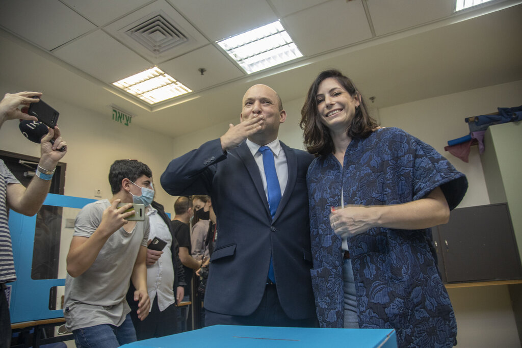 נפתלי בנט מצביע בקלפי ברעננה