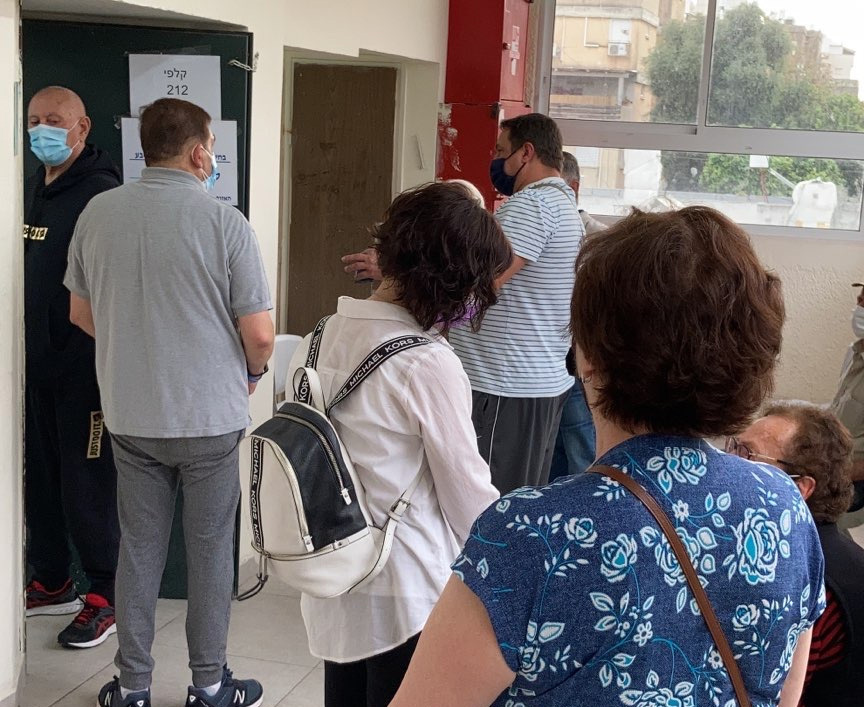 תור בקלפי שנפתחה באיחור בפתח תקווה (צילום: ג'ני גברילוב) עיכוב בפתיחת הקלפי בפתח תקווה