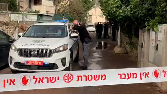 עורך דין כבן 70 נרצח בפתח ביתו בנשר