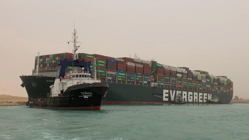 מצרים אונייה ספינה משא תקועה ב תעלת סואץ