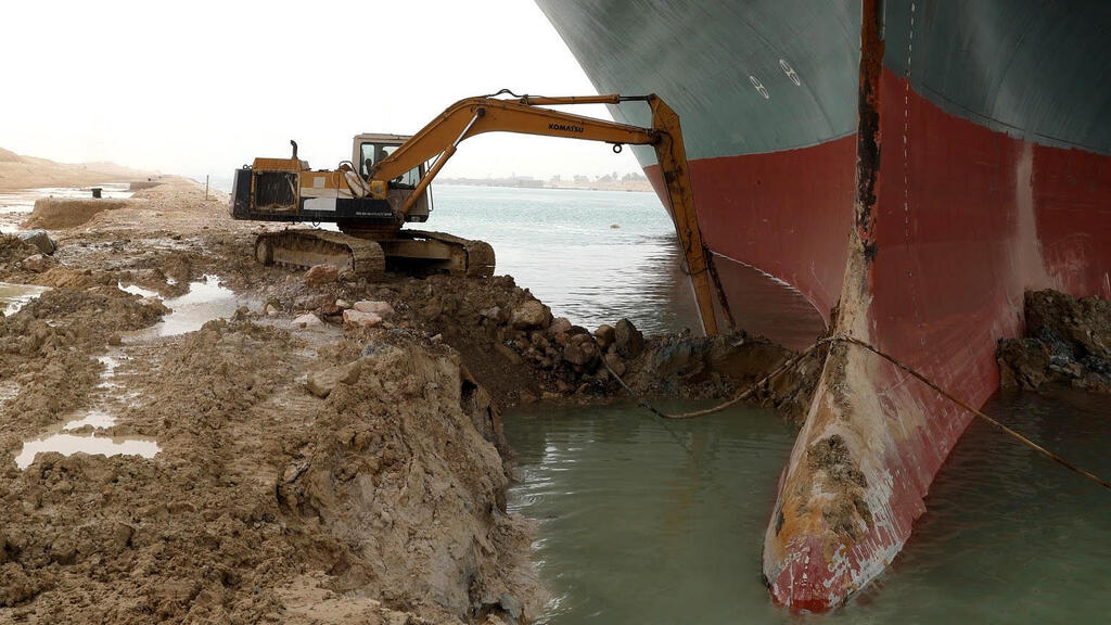 מצרים מאמצי חילוץ אונייה ספינה תקועה ב תעלת סואץ חוסמת את התנועה